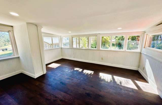 Charming 1 bed 1 Bath Single Family House in a Unique Setting Gallery 3