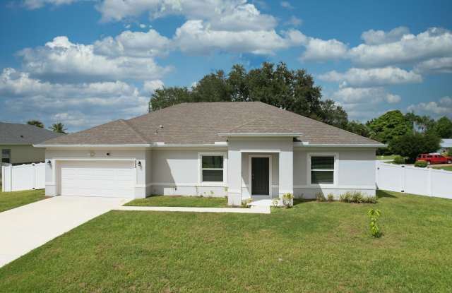 592 SW DAUPHIN Avenue Gallery 1