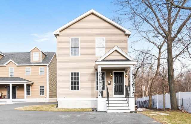 98 Poplar unit: 2 photos photos