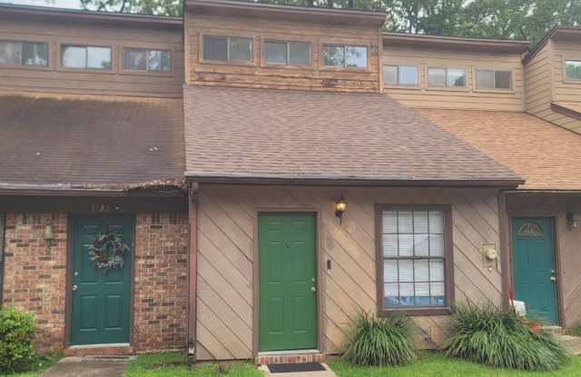 LOVELY 2/2 w/ Washer/Dryer, Vaulted Ceilings, Stainless Steel Appliances, & More! Walk/Bike to FSU/TSC! $1300/month Avail NOW! photos photos