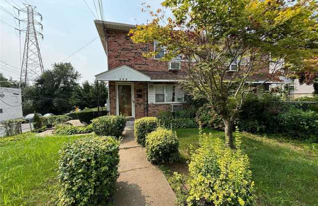 158 I U Willets Road - 158 I U Willets Road, Albertson, NY 11507
