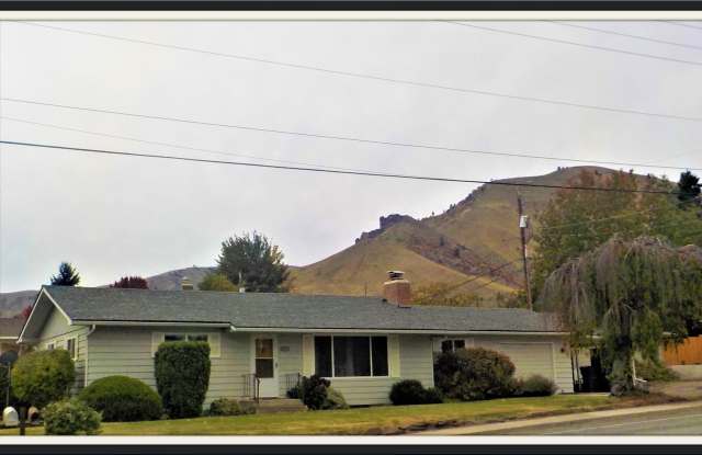 Oversized (@ whopping 2,600+ Sq. Ft.), Beautifully Charming 3-Bed, 2-Bath Home in Wenatchee!! photos photos