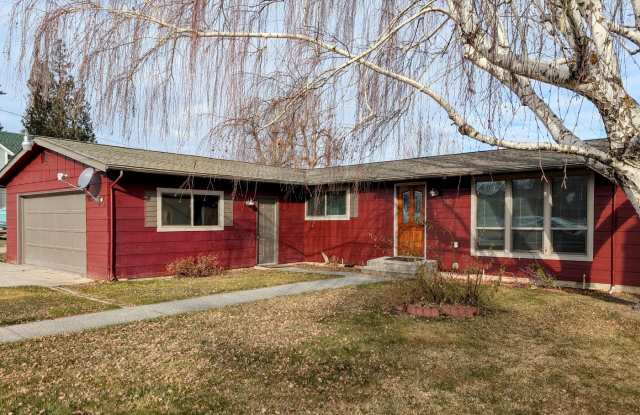 3-Bedroom Home w/ 2-Car Garage Fenced-In Backyard photos photos 3-Bedroom Home w/ 2-Car Garage Fenced-In Backyard photos photos