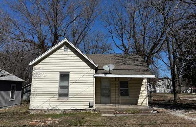 Three bed one bath home in central Springfield photos photos