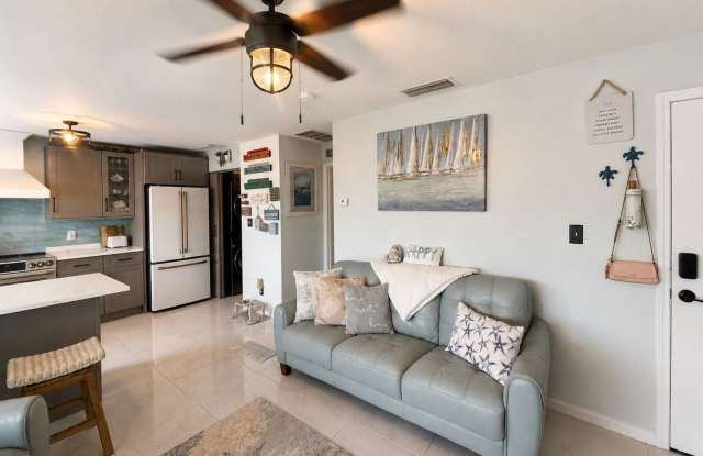 Charming Waterfront 1BR Condo in Coquina Key Gallery 4