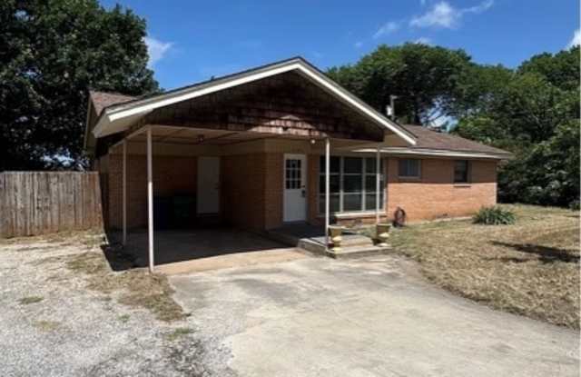 400 South Vicks Street - 400 South Vicks Street, Decatur, TX 76234