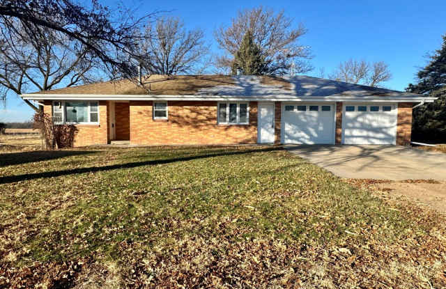 4 bed, 2 bath acreage in Pickrell area - 865 West Buckeye Road, Gage County, NE 68422