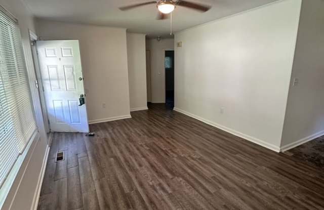 Charming 3 Bedroom Home Minutes from Northshore & Red Bank! Gallery 4