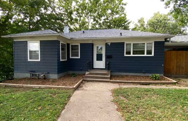 Spacious 3bd in McClellan Heights near the East Village - 18 Crestwood Terrace, Davenport, IA 52803