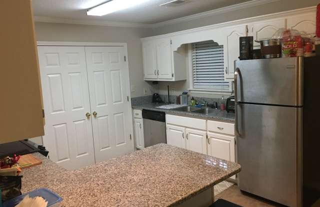 Roommate Needed!!  Walk to the Square! Available NOW... Gallery 3