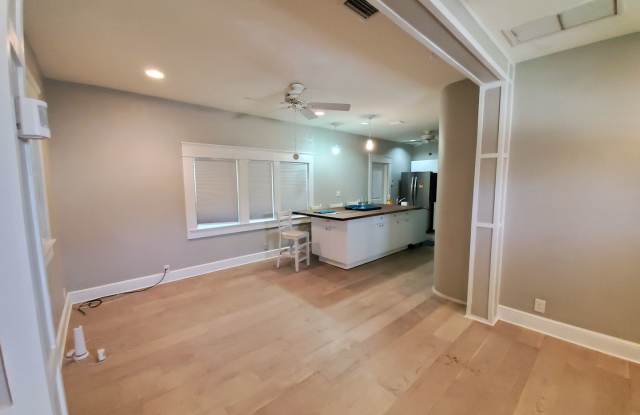 2/2 only a block from the beach! - 602 Vermont Avenue, Daytona Beach, FL 32118