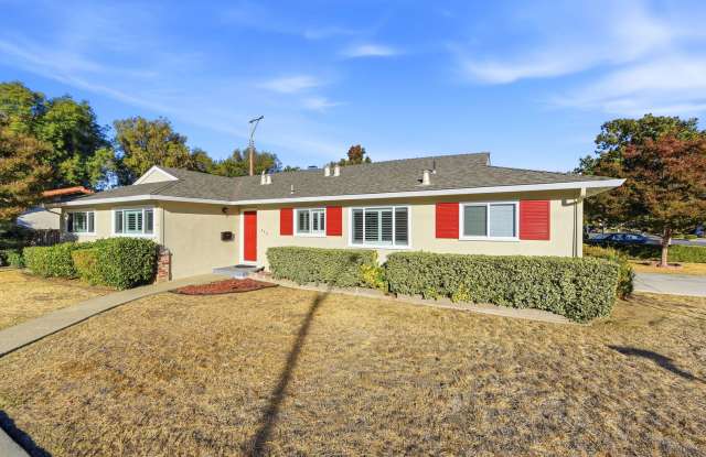 Charming ranch with cheerful red accents and a remodeled kitchen Gallery 4
