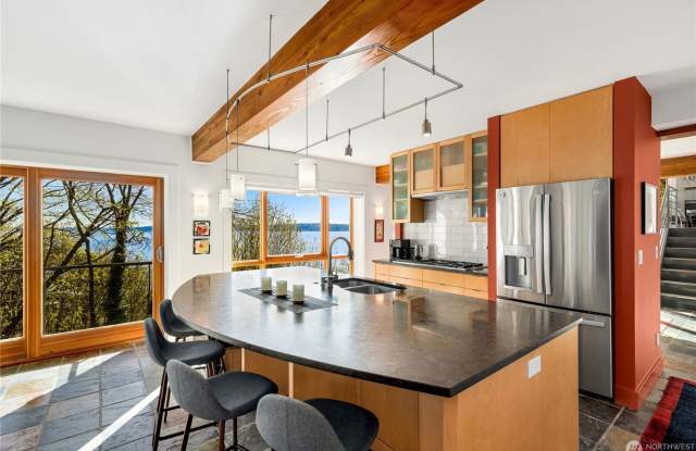 Architectural Seattle Masterpiece with Panoramic Water Views Gallery 4