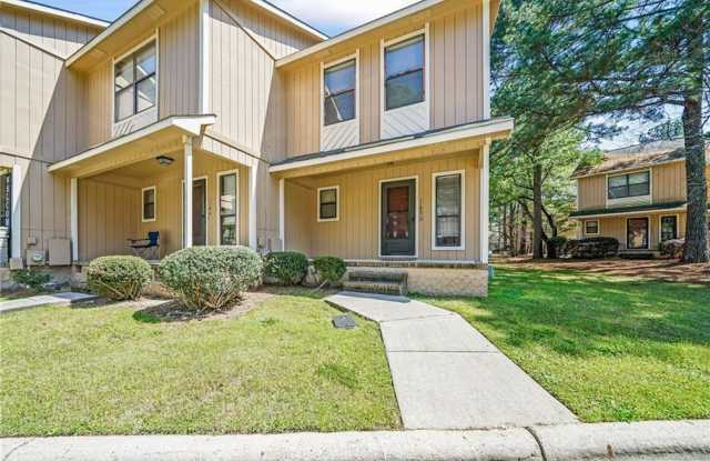 Well maintained 2 bedroom townhome! - 1192 Windham Court, Fayetteville, NC 28303
