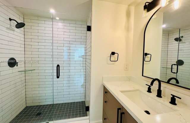 8000 N Nob Hill Rd photos photos