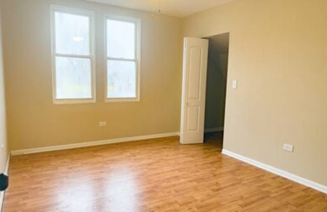 5005 West Chicago Avenue Gallery 3