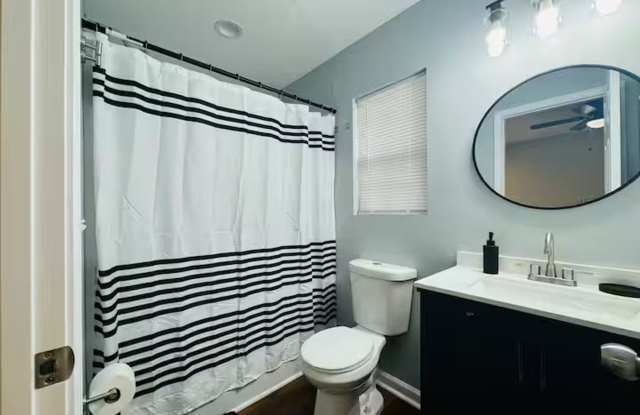 Room in 3 Bedroom Home in Forest Park Gallery 3