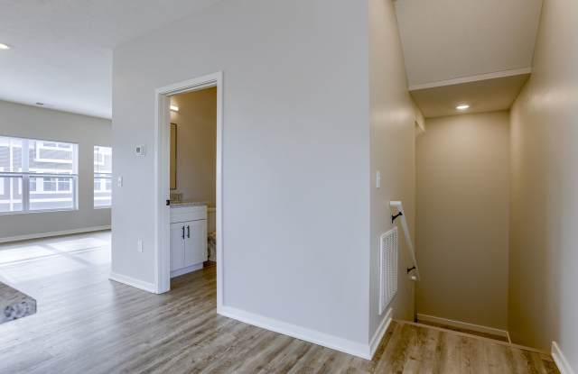Gorgeous 3 Bedroom Townhome!! Gallery 3