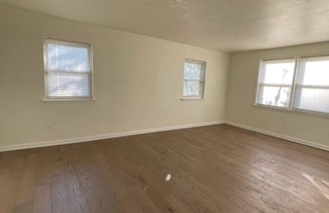 Newly Renovated 3 Bedroom 2.5 Bath House on Large Fenced Corner lot Gallery 4