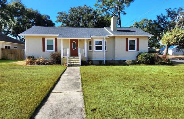 Charming 3/2 East Hill cottage, updated for today's living! photos photos