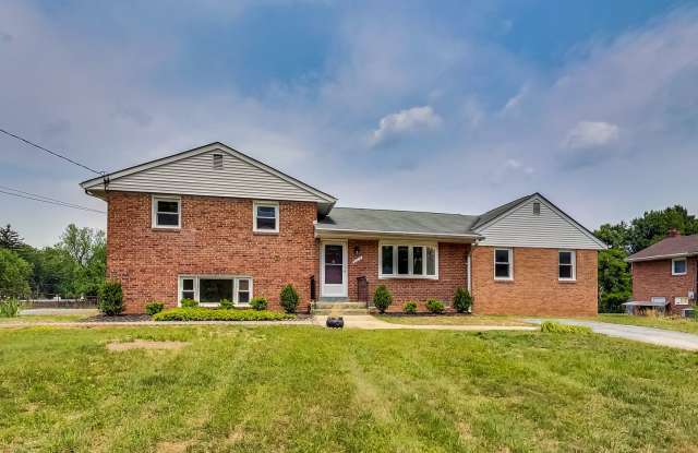 5 Bed / 3 Bath / deep lot/ 2 driveways and Garage MAIN Level Bedroom photos photos