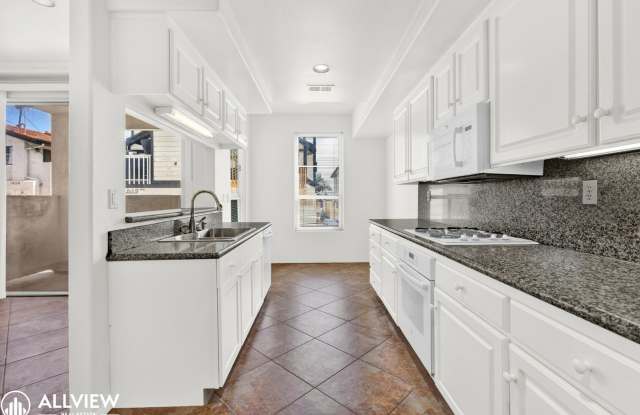 Spacious Coastal Condo with Rooftop Ocean Views in Pacific Beach - 1419 Hornblend Street, San Diego, CA 92109