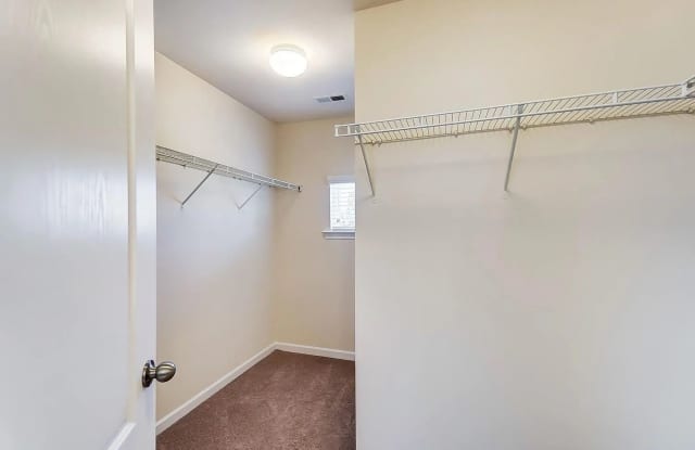 Room in 5 Bedroom Home at Green Birch Dr Gallery 4