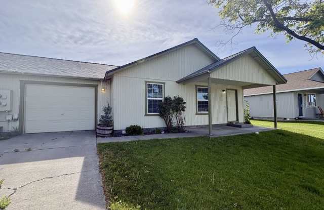 SCHEDULE A TOUR TO VIEW THIS COZY OPEN FLOORPLAN DUPLEX IN REDMOND!! photos photos