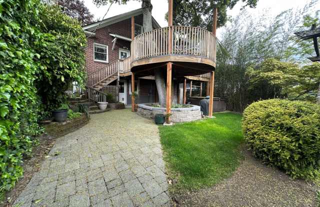 1126 18th Avenue East - 2 photos photos