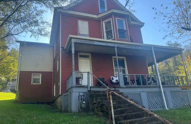 Large 3 Bedroom House - Downtown - Available May 19, 2027! Gallery 3
