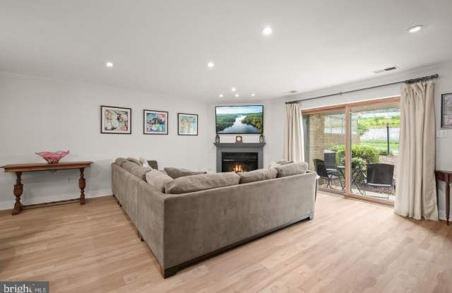 4 DUDLEY CT Gallery 3