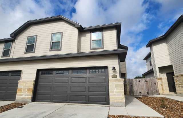 3/2.5/2 Off County Line Rd / Fridge Included / Fenced in Yard/ Covered Back Patio / NBISD photos photos