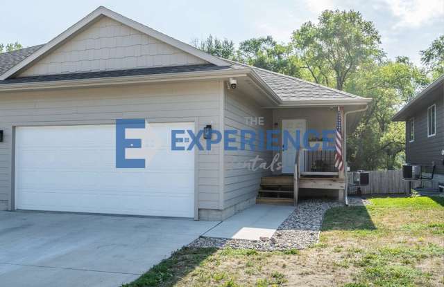 Beautiful 4-Bedroom Walk-Out Townhome with Finished Basement & Fenced Yard! Gallery 1