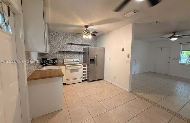 1104 N 17th Ct Gallery 1