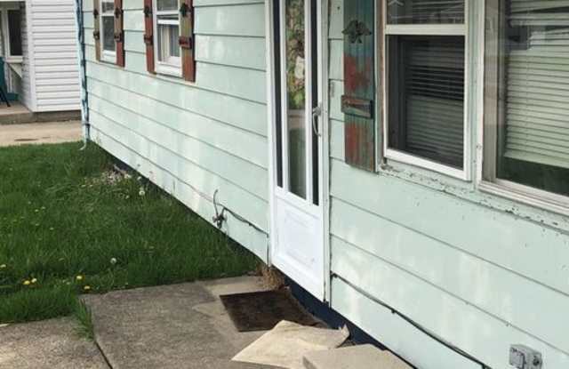 Large Garage - 2902 South Meeker Avenue, Muncie, IN 47302 Large Garage - 2902 South Meeker Avenue, Muncie, IN 47302