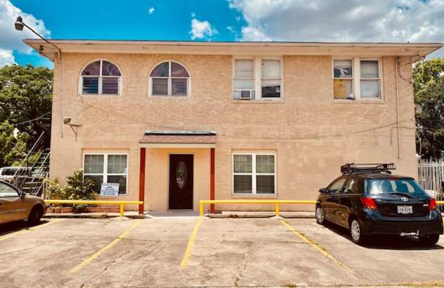 REMODELED 3 BEDROOM 2.5 BATH HOME CLOSE TO DOWNTOWN HOUSTON - 1602 Henninger Street, Houston, TX 77023