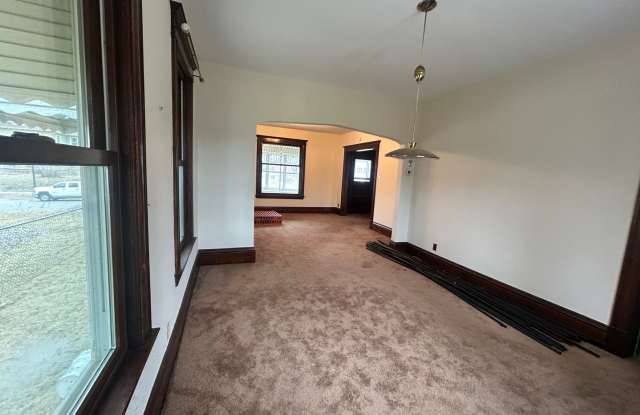 Huge updated 6 Bedroom 2 Bathroom House with Garage for June 2027 Gallery 4