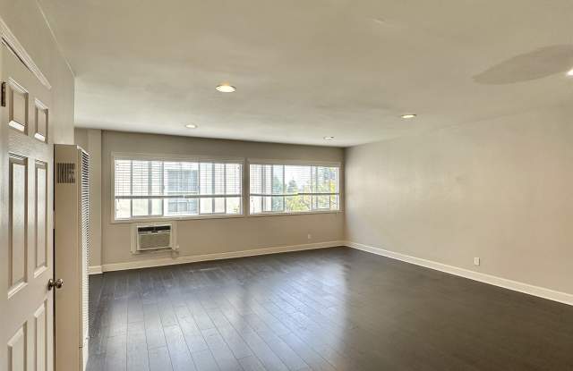 1124 Sherbourne Dr Gallery 3