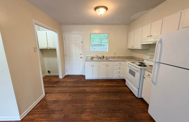 2Bed/1Bath Duplex Gallery 4