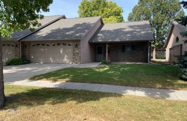 912 Becker Ave Sw - 912 Becker Avenue Southwest, Willmar, MN 56201