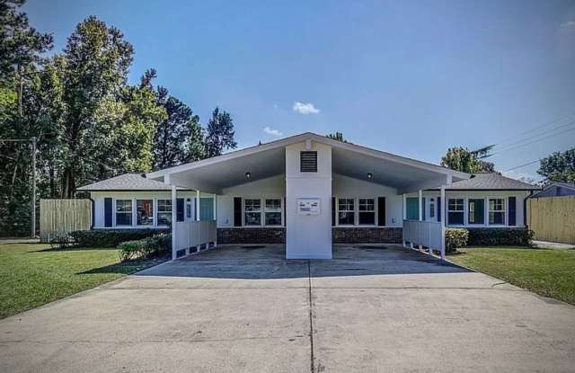 Adorable 2 Bedroom, 1 Bath Close to Historic Downtown Wilmington  Wrightsville Beach - 5604 Bavarian Lane, Kings Grant, NC 28405