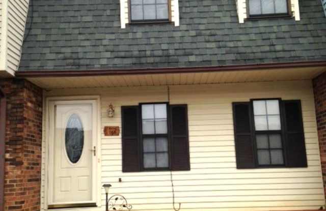 166 Kitty Hawk Square // 2 Bedroom, 1.5 Bath // $1,100 - 166 Kitty Hawk Square, Timberlake, VA 24502