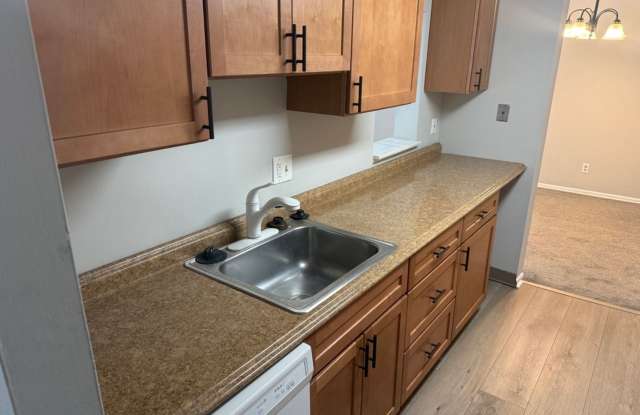 Bright & Spacious Condo in Sought-After Glenhardie Community Gallery 3