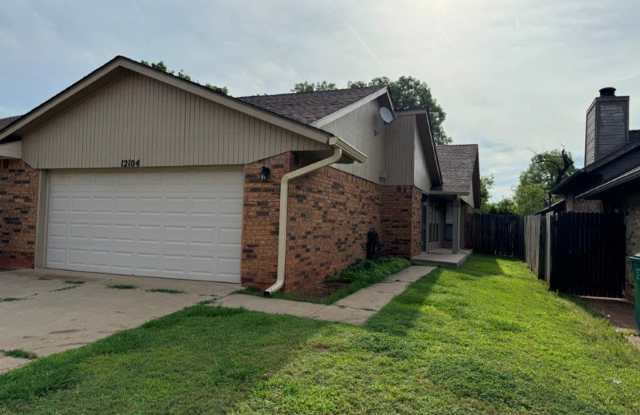 200 0ff your move in by 7/15! 3 bed 2 bath 2 car duplex in Moore Schools! photos photos