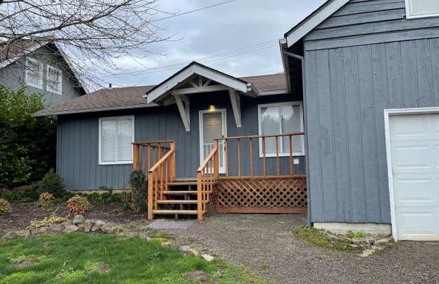 Love Life on Ladd! Lake Oswego Living with a Garage, Shops & Dining Nearby Gallery 3