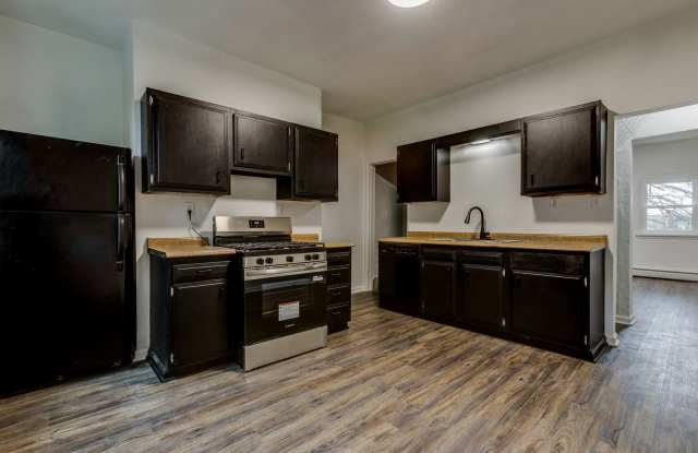 Available NOW - Updated 3 Bedroom Home in the South Side Slopes! Gallery 3