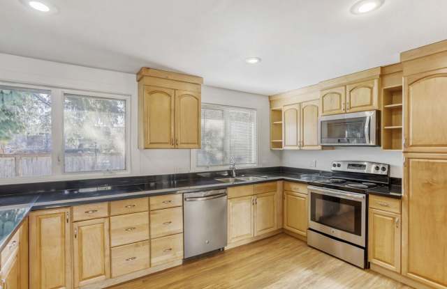 Amazing 3bed/1.5bath with Attached Garage in Kirkland! photos photos