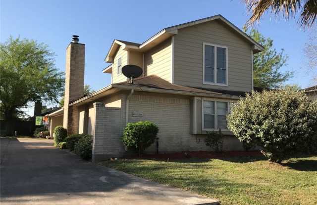 Well Maintained duplex in prime location. 1800 sqft 3 bedroom 2 bath with living/dining combo. Fresh paint and ready for move-in. Gas fireplace, utility room indoors, private back yard with patio. - 10831 Sugar Hill Drive, Houston, TX 77042