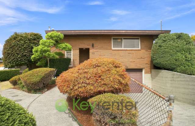 Stunning Des Moines Home with Puget Sound Views & Spacious Deck Gallery 1