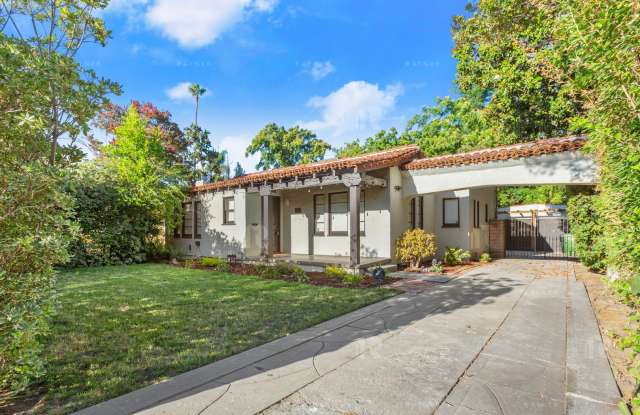 Newly REMODELED Mediterranean style 3 bed / 2 bath house, huge open concept kitchen den, large front and back yards. 1/2 months FREE move-in special. photos photos